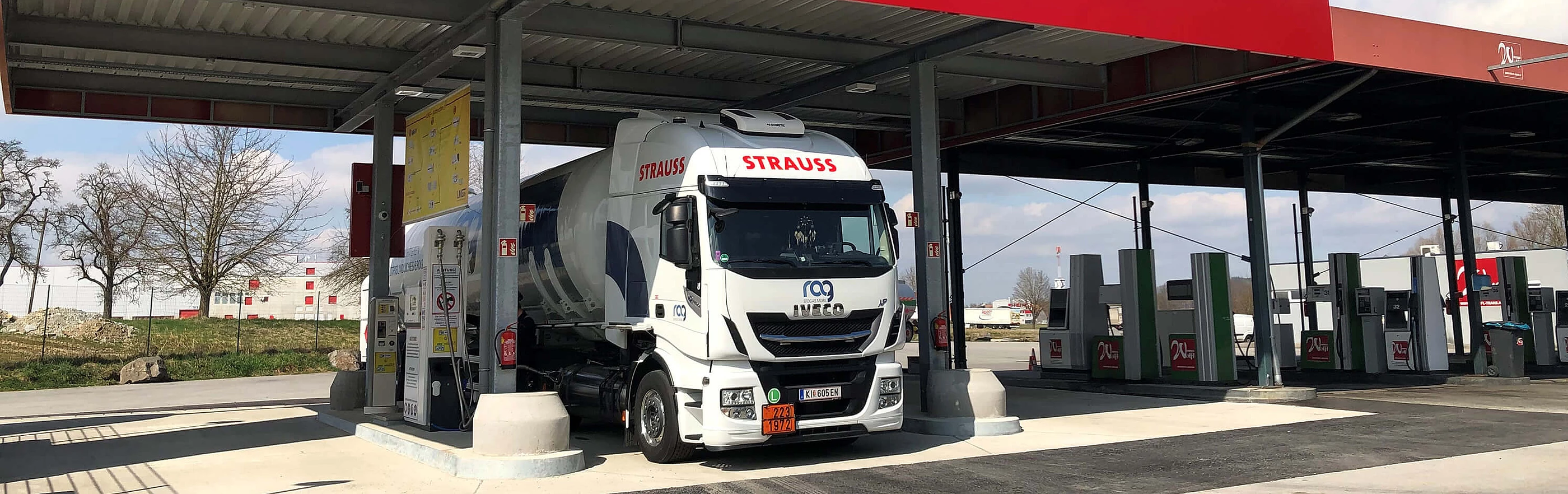 LKW bei LNG Tankstelle Ort im Innkreis