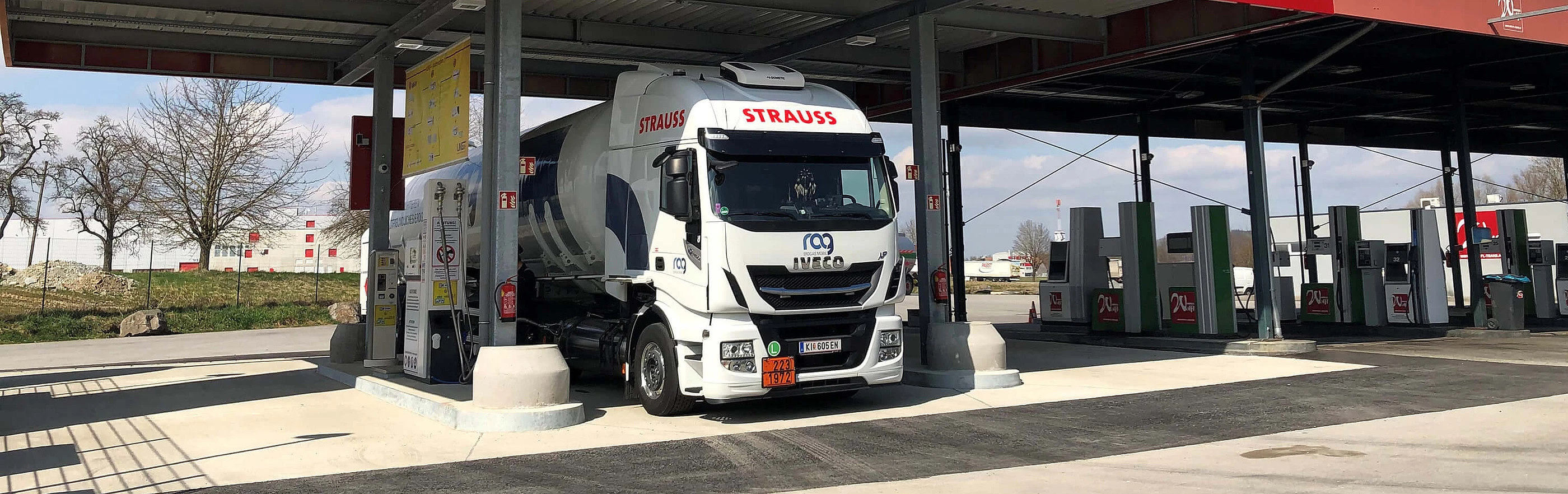 LKW bei LNG Tankstelle Ort im Innkreis