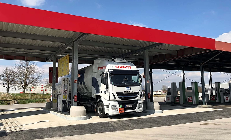LKW bei LNG Tankstelle Ort im Innkreis
