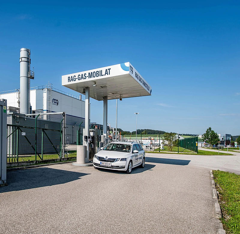 RAG Gas Mobil Tankstelle mit Auto mit RAG Branding