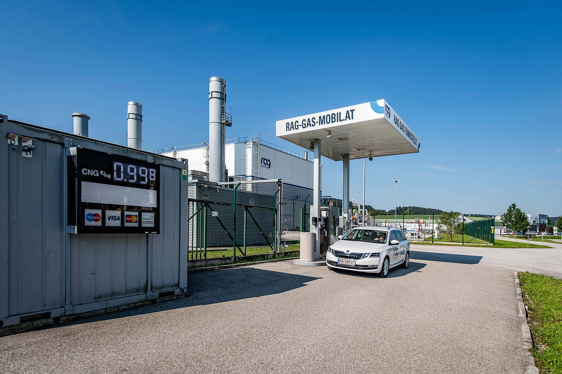 RAG Gas Mobil Tankstelle mit Auto mit RAG Branding