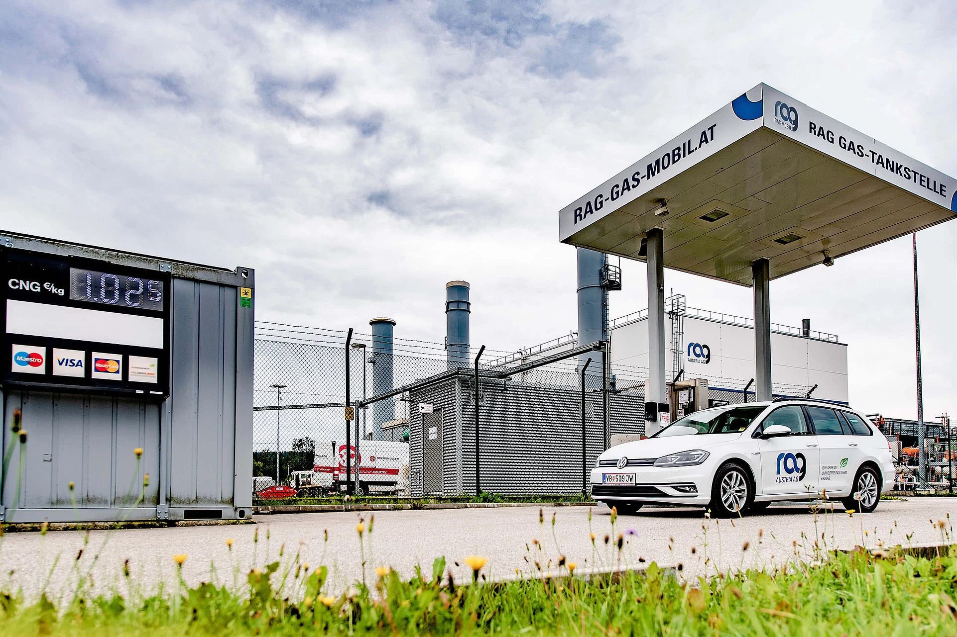 RAG Gas Mobil Tankstelle mit Auto mit RAG Branding