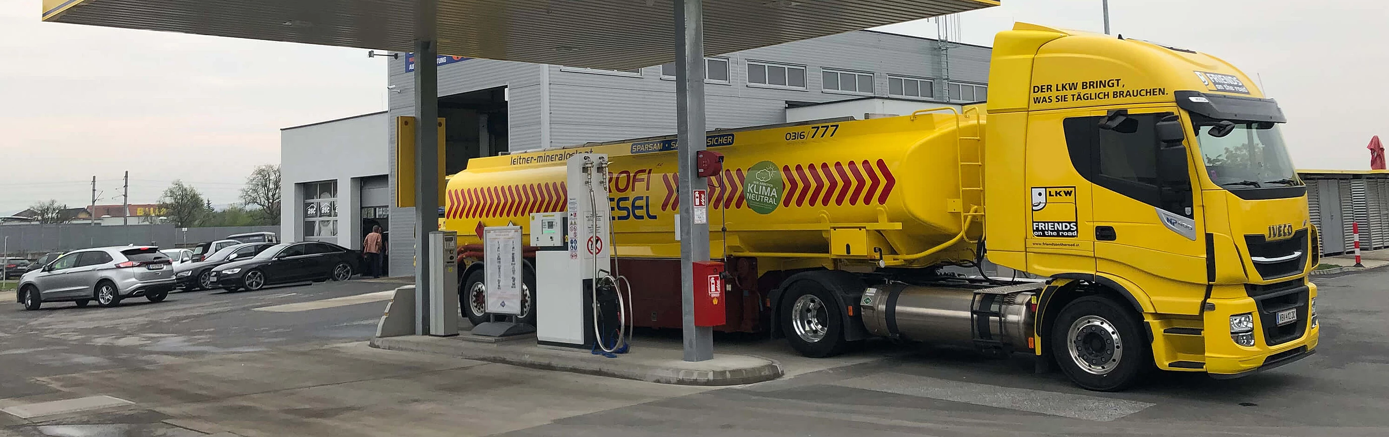 gelber LKW hinter LNG Tankstelle Graz