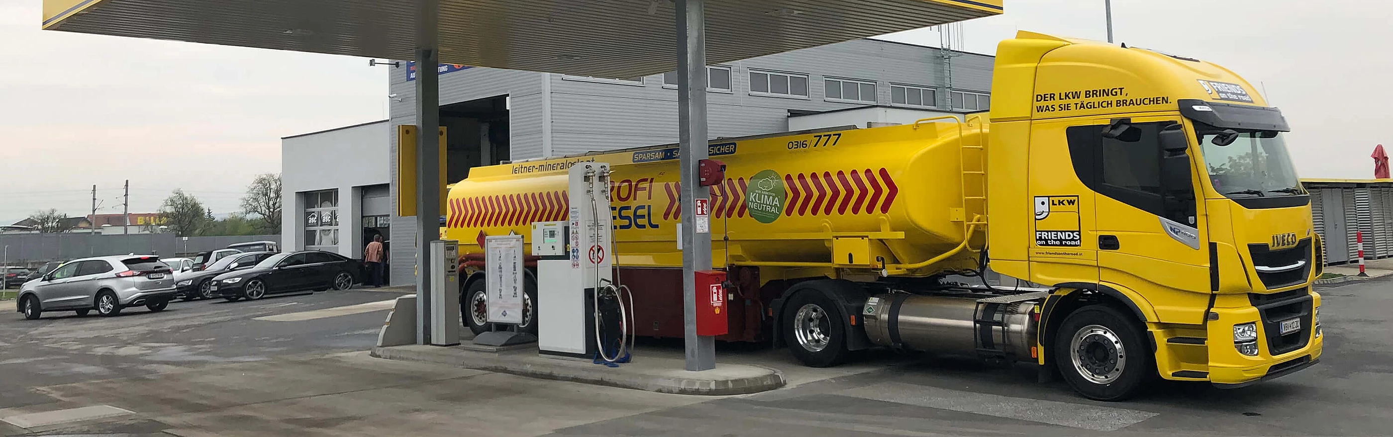 gelber LKW hinter LNG Tankstelle Graz
