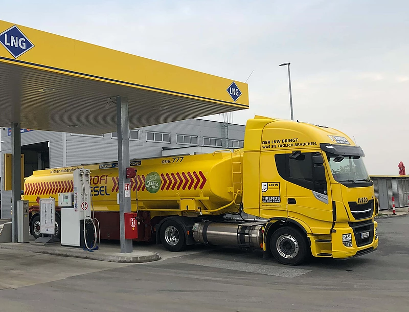 gelber LKW hinter LNG Tankstelle Graz