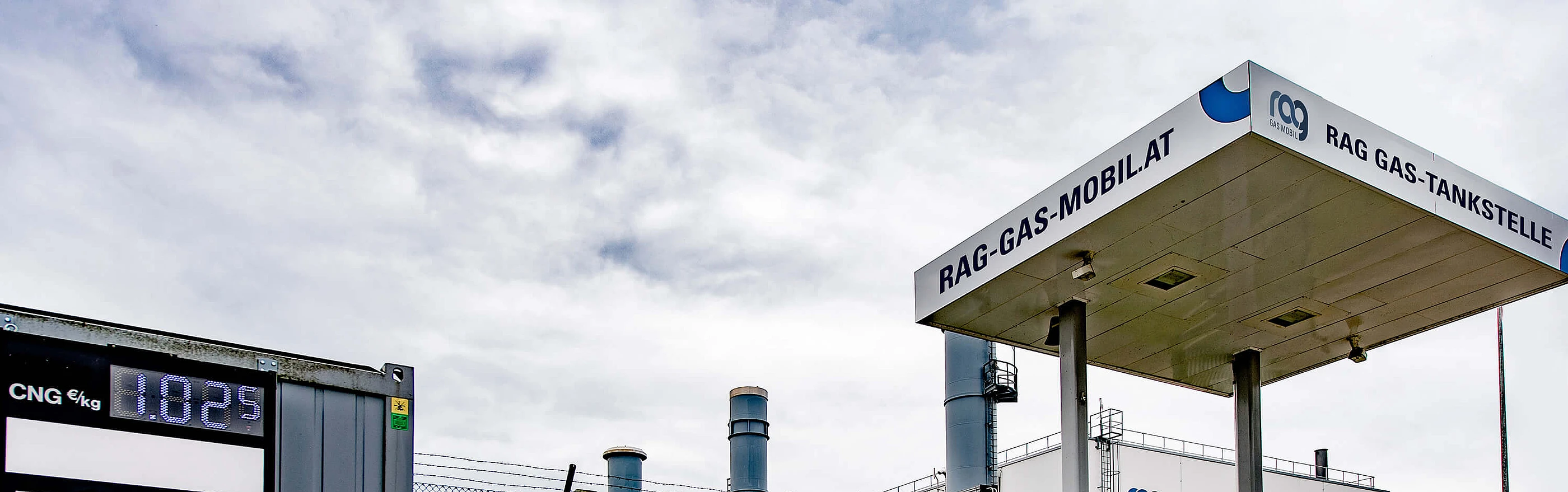 RAG Gas Mobil Tankstelle mit Auto mit RAG Branding