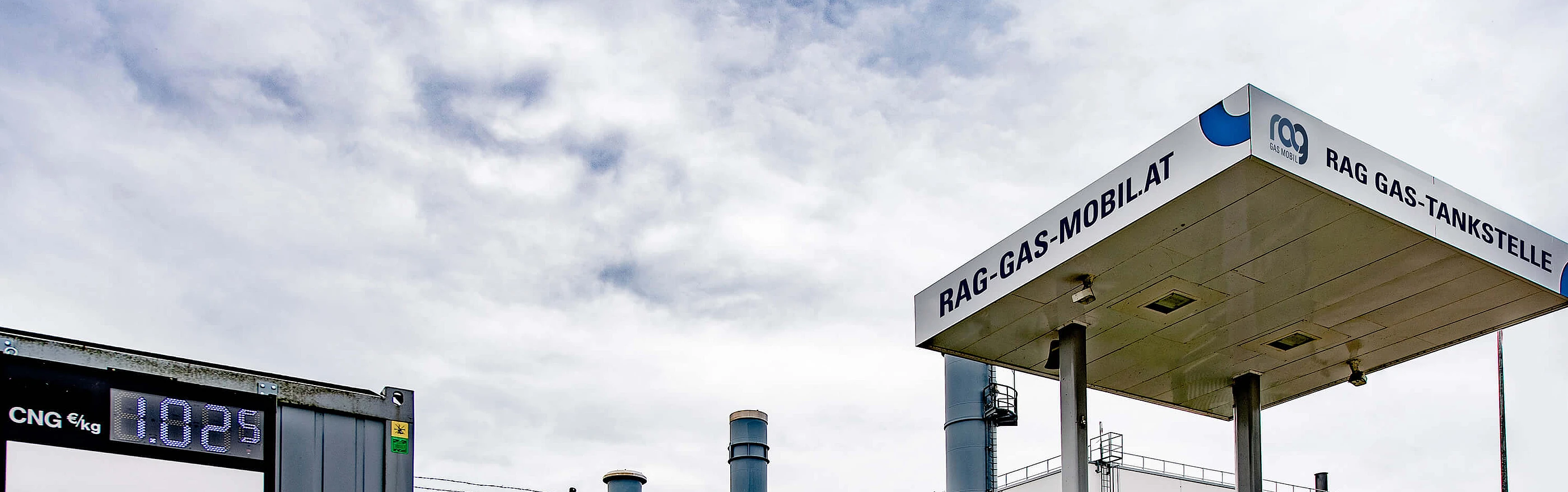 RAG Gas Mobil Tankstelle mit Auto mit RAG Branding