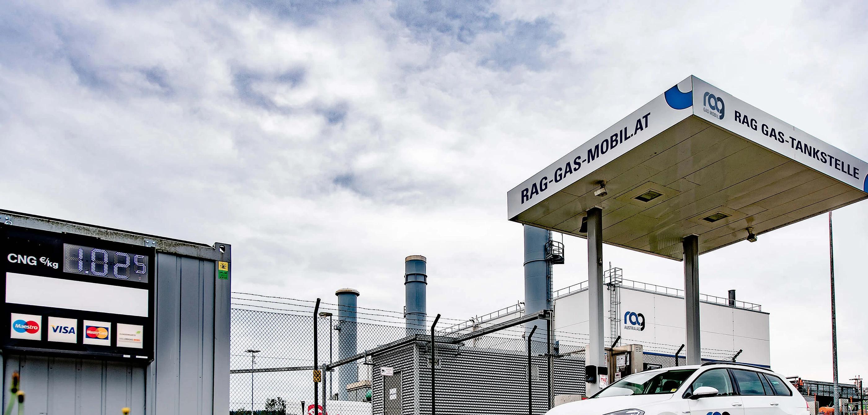 RAG Gas Mobil Tankstelle mit Auto mit RAG Branding