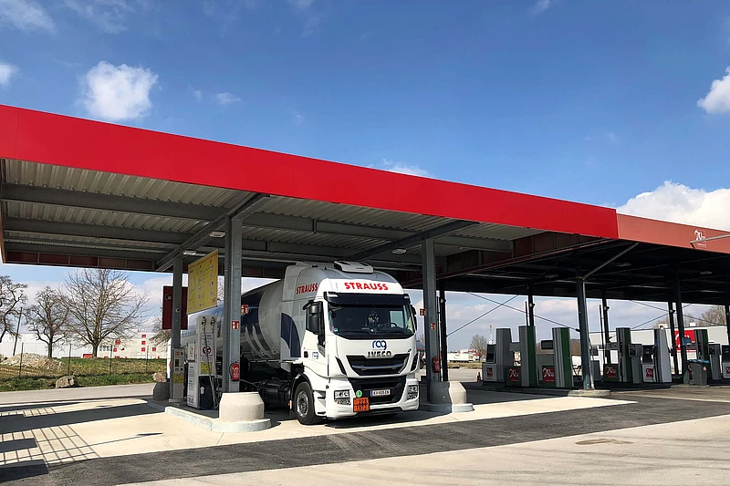LKW bei LNG Tankstelle Ort im Innkreis